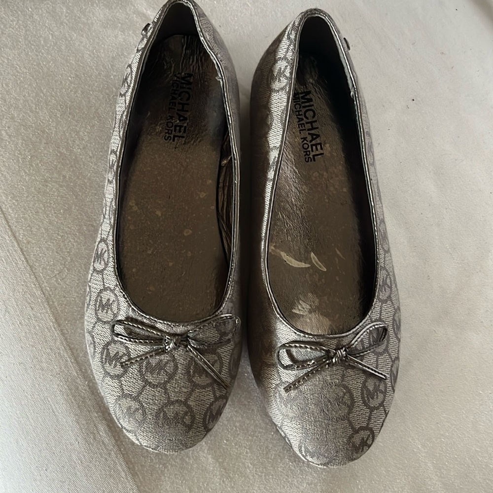 MICHAEL Michael Kors Tatys Gray Flat Canvas Women's Shoes Size 5